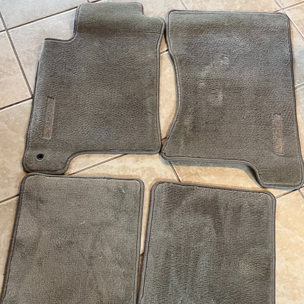 Car floor mats (Subaru Forester 2002)